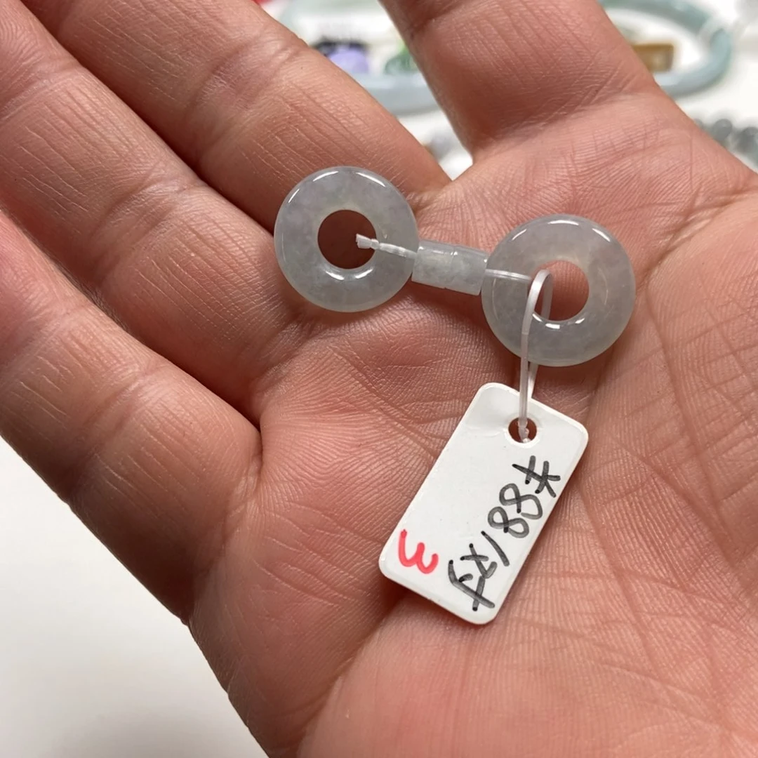 翡翠手镯未镶嵌翡翠
