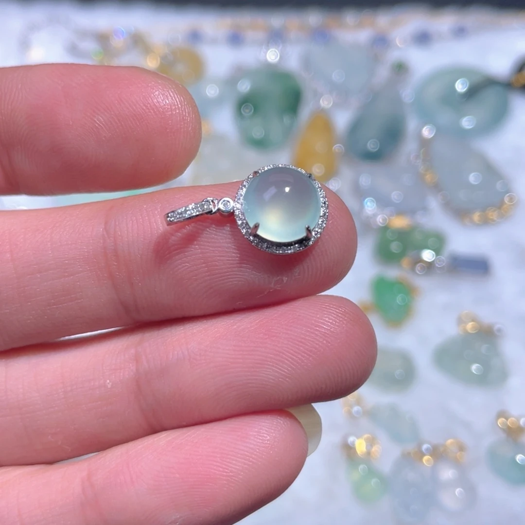 无***惧翡翠18K金镶嵌颈饰翡翠