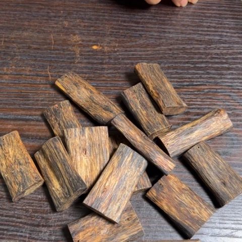 吊坠沉香 白棋8克多样性发1条