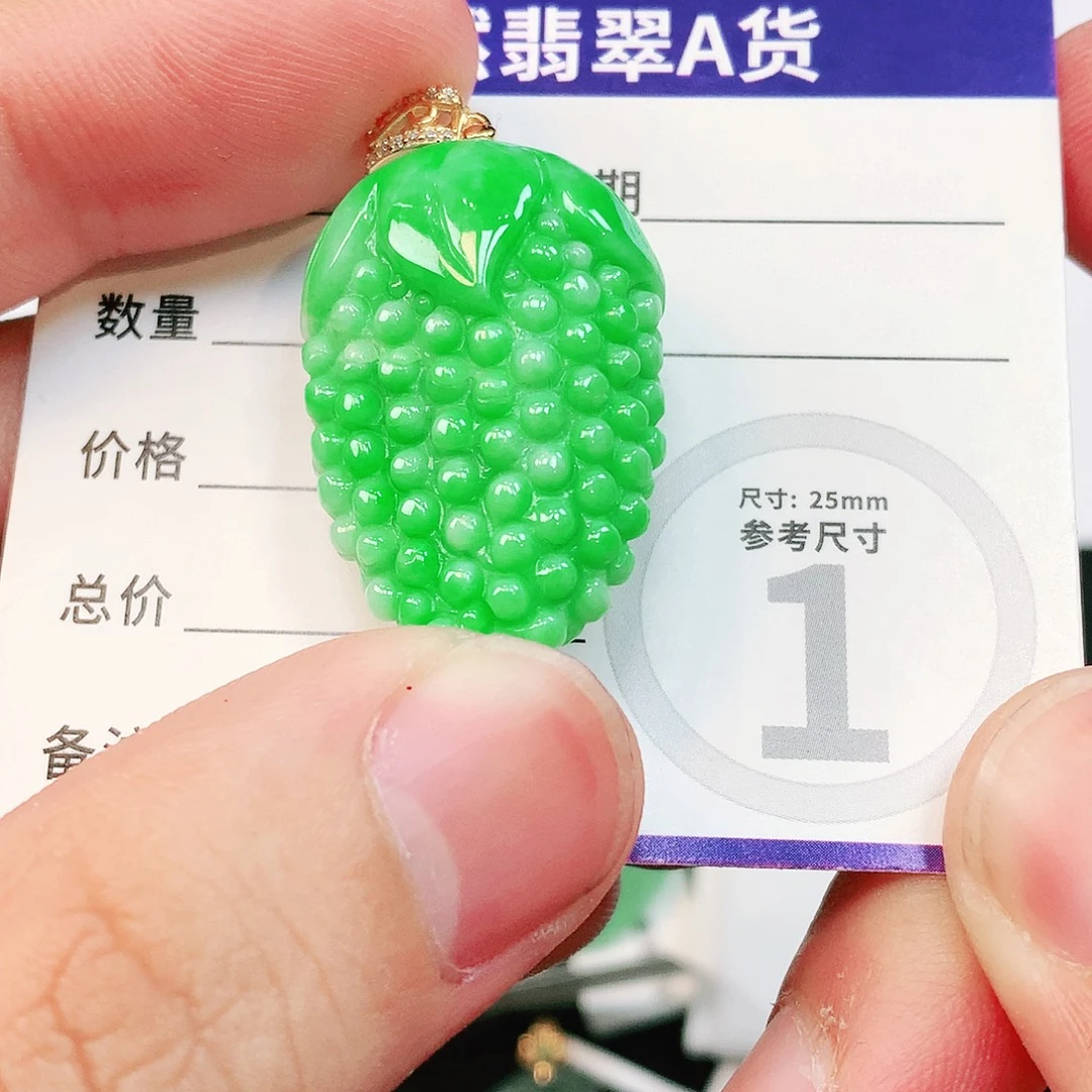 翡翠未镶嵌颈饰缅甸