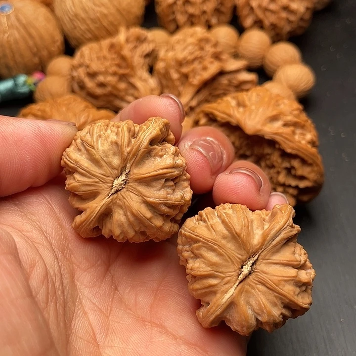 文玩核桃吊坠起*了三角白