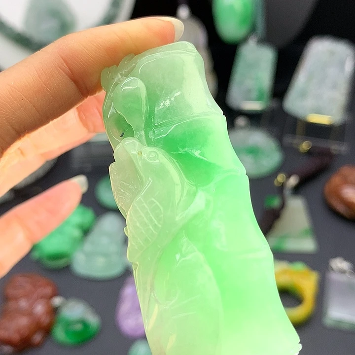 翡翠未镶嵌吊坠(赠链)