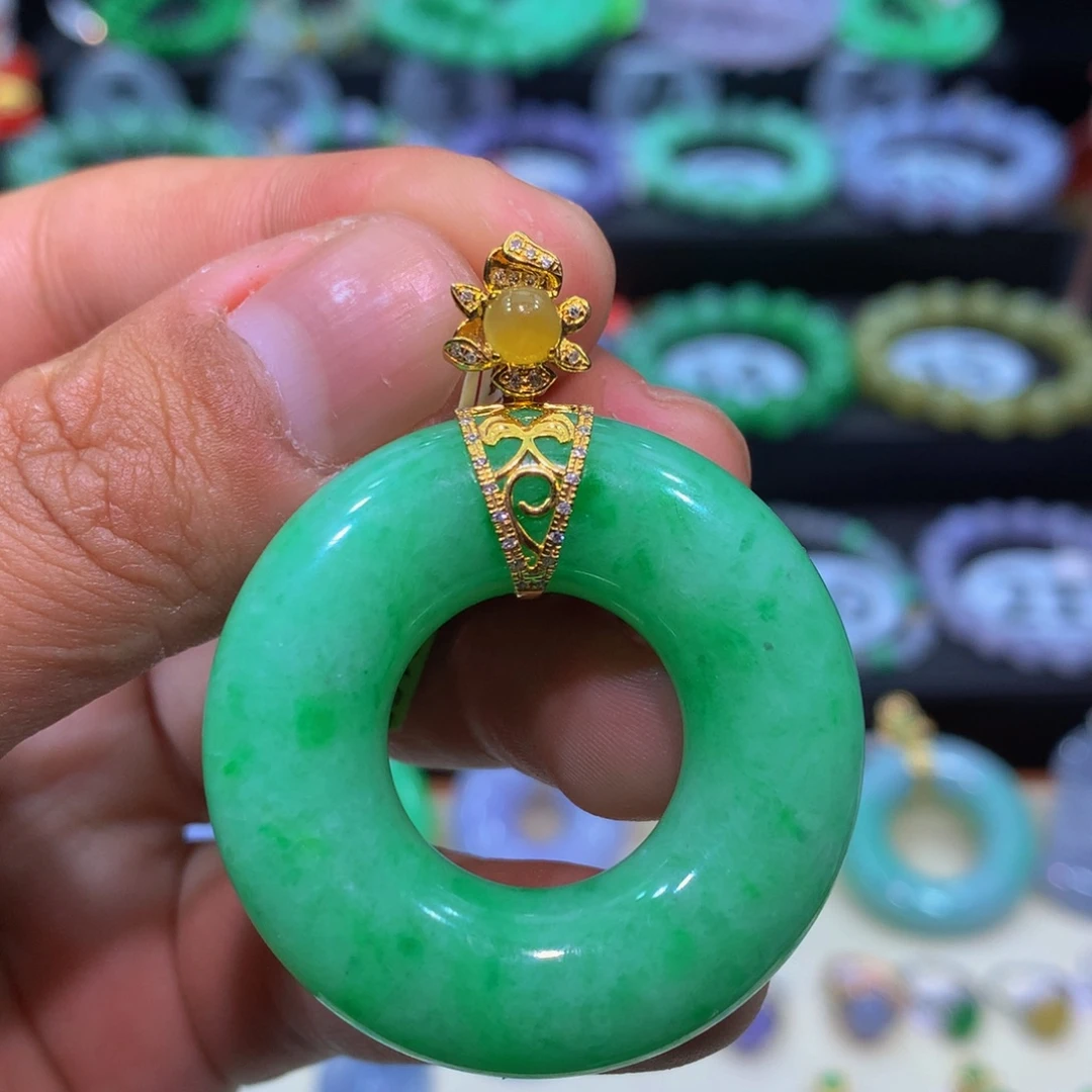 翡翠18K金镶嵌颈饰
