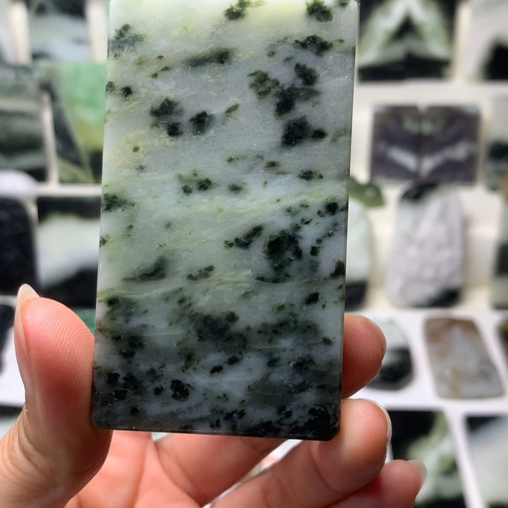 独山玉未镶嵌颈饰