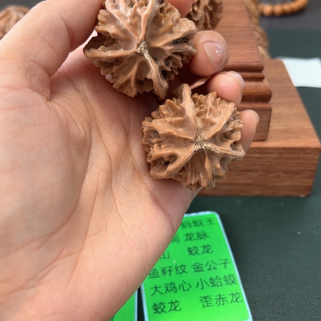 张***的吊坠桃核三棱盘山一对