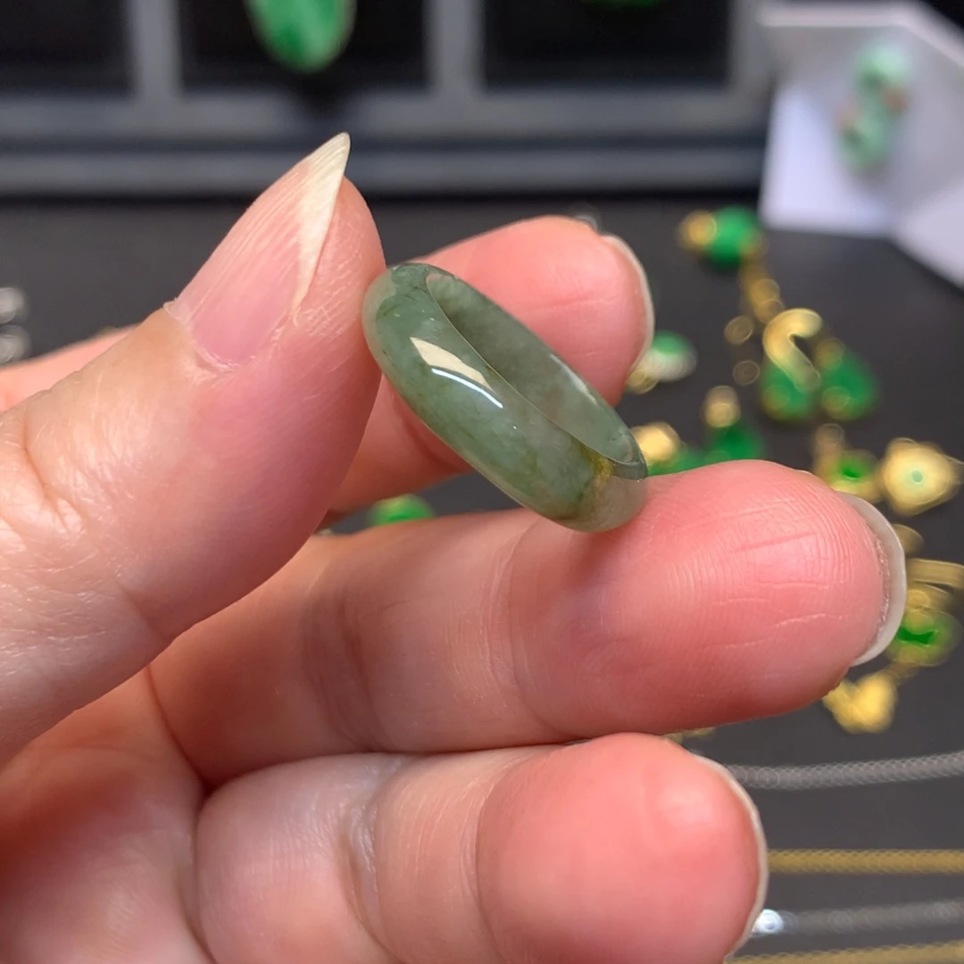 翡翠未镶嵌戒指有纹裂