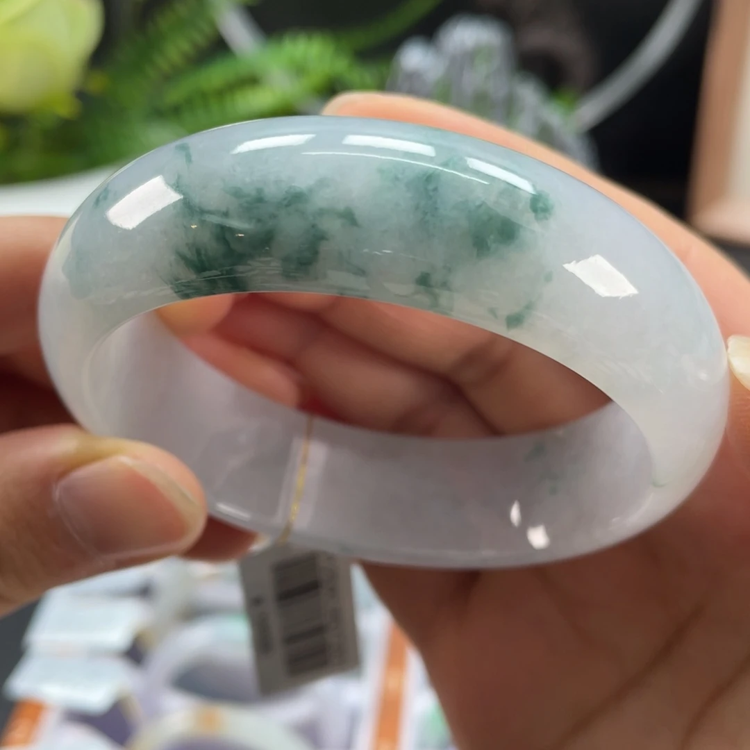 翡翠手镯未镶嵌白冰飘花轮胎