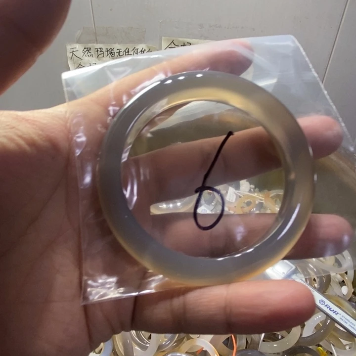 黎***呀玛瑙/玉髓未镶嵌手镯6号