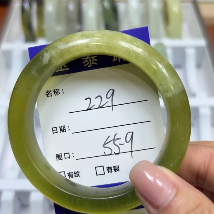 未镶嵌岫玉手镯天然