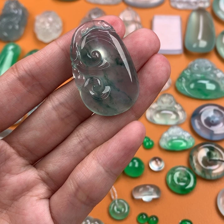 翡翠挂件未镶嵌…..