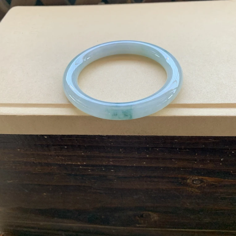 冰胶飘花圆条手镯，特价3180圈口55.2-8.9-9.5，天然翡翠缅A小纹