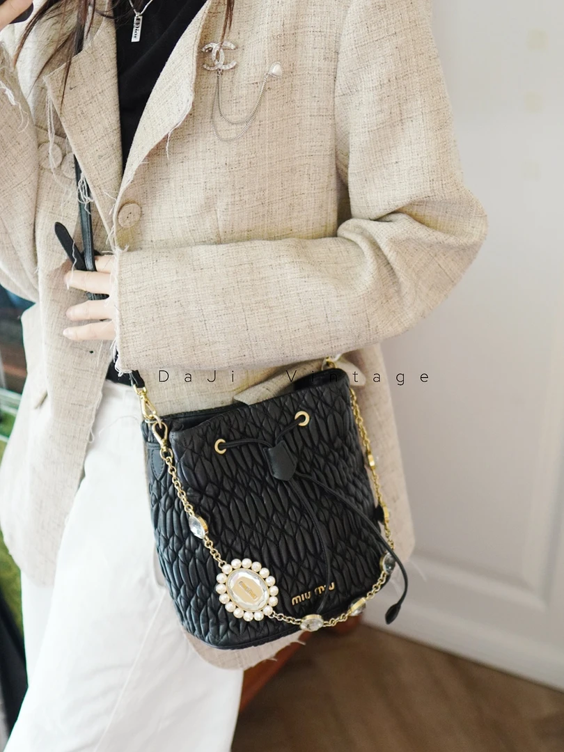 95新 MIU MIU/缪缪 大吉中古/MIU MIU 水晶链条褶皱水桶包