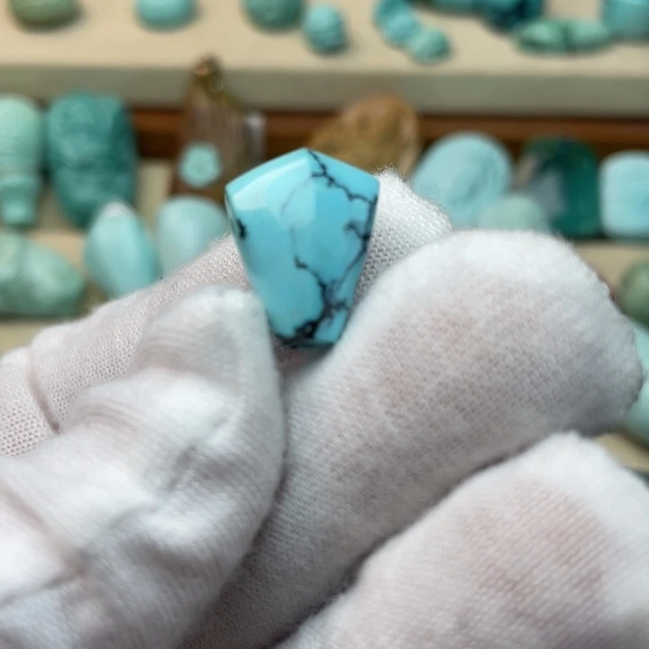 绿松石未镶嵌颈饰