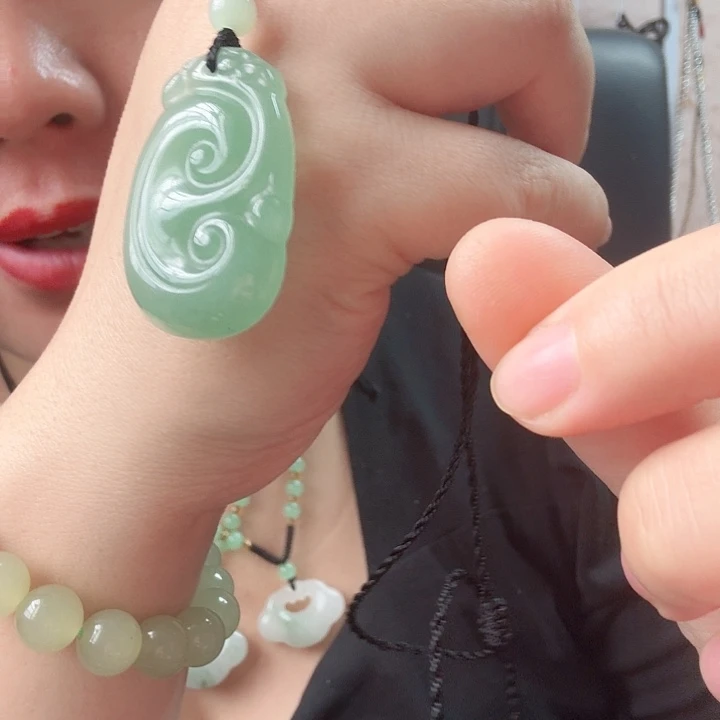 颈饰未镶嵌石英质玉