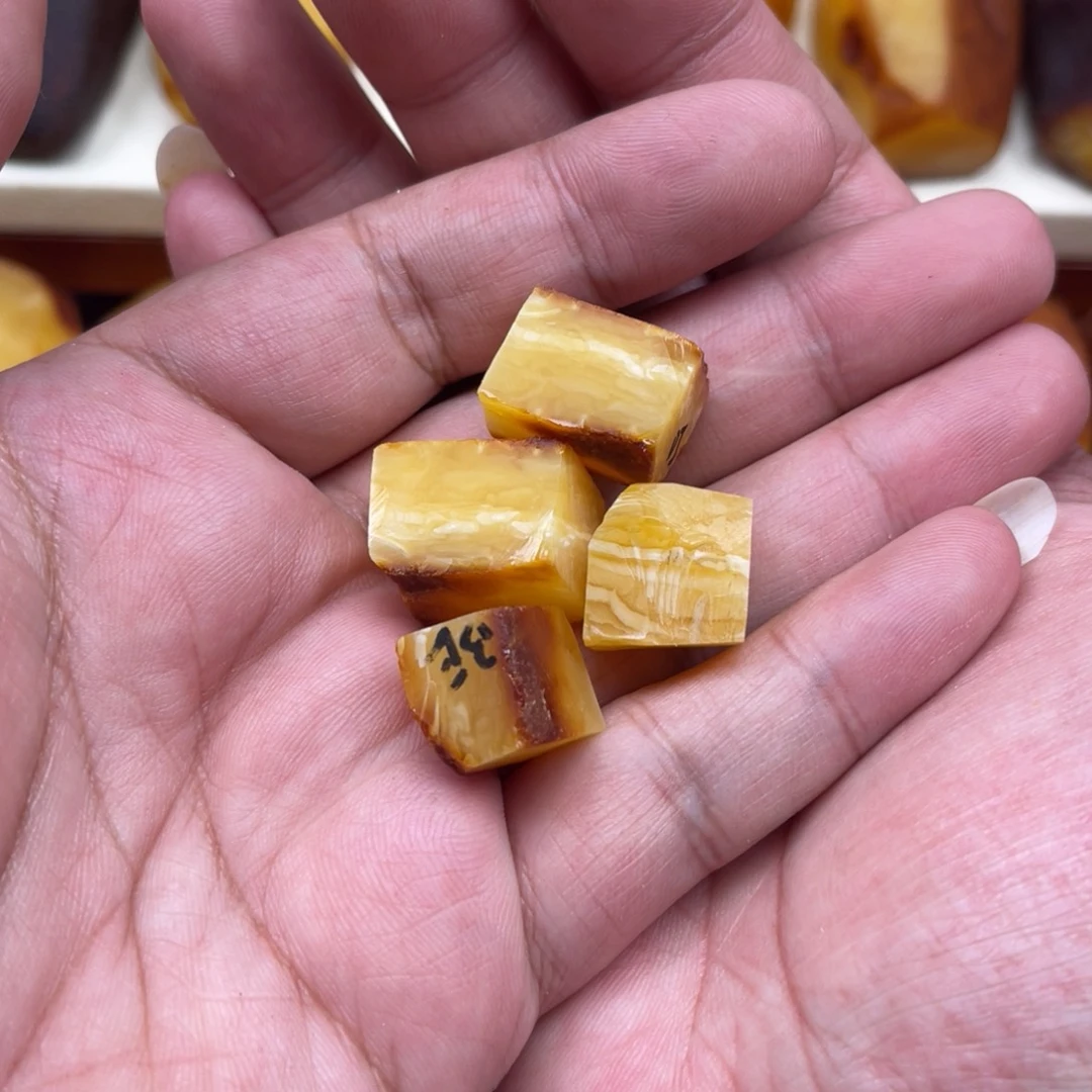 碧***天定制蜜蜡未镶嵌原石