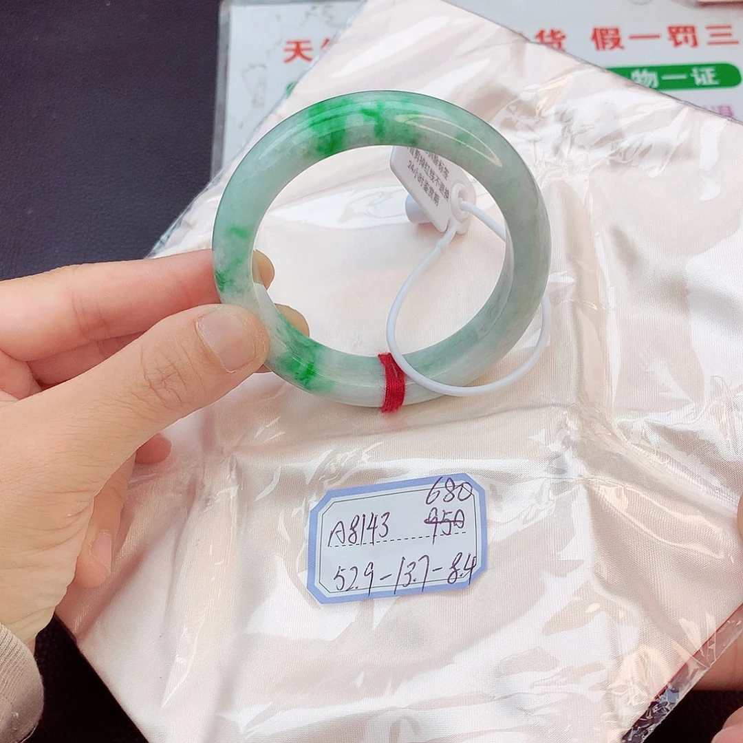 翡翠手镯未镶嵌翡翠
