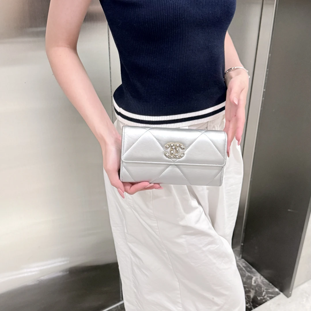 95新 Chanel/香奈儿 chanel太空银19翻盖长款钱包