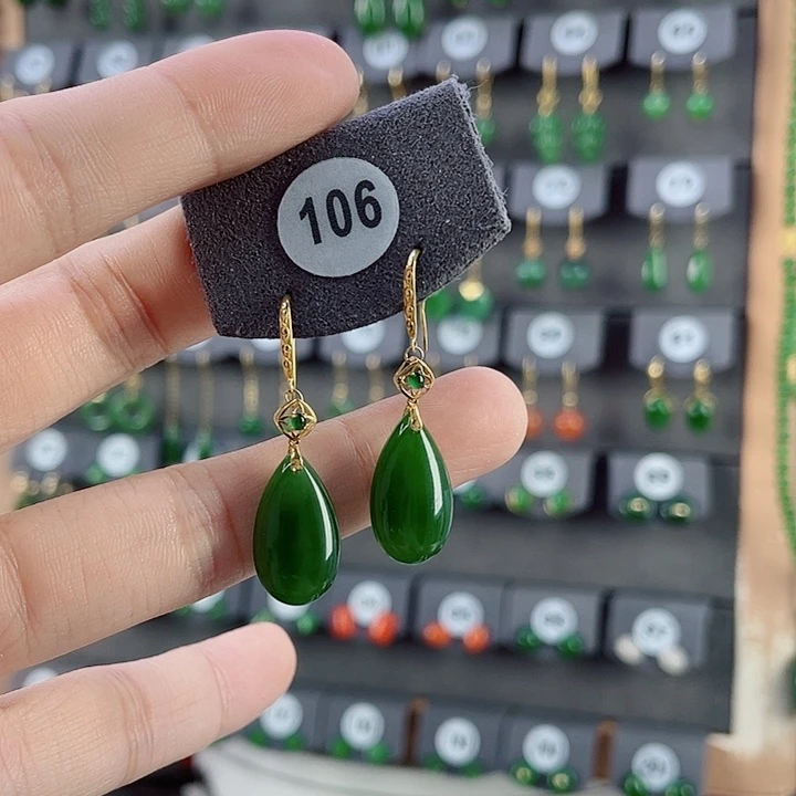 18K金镶嵌和田玉耳饰石****）