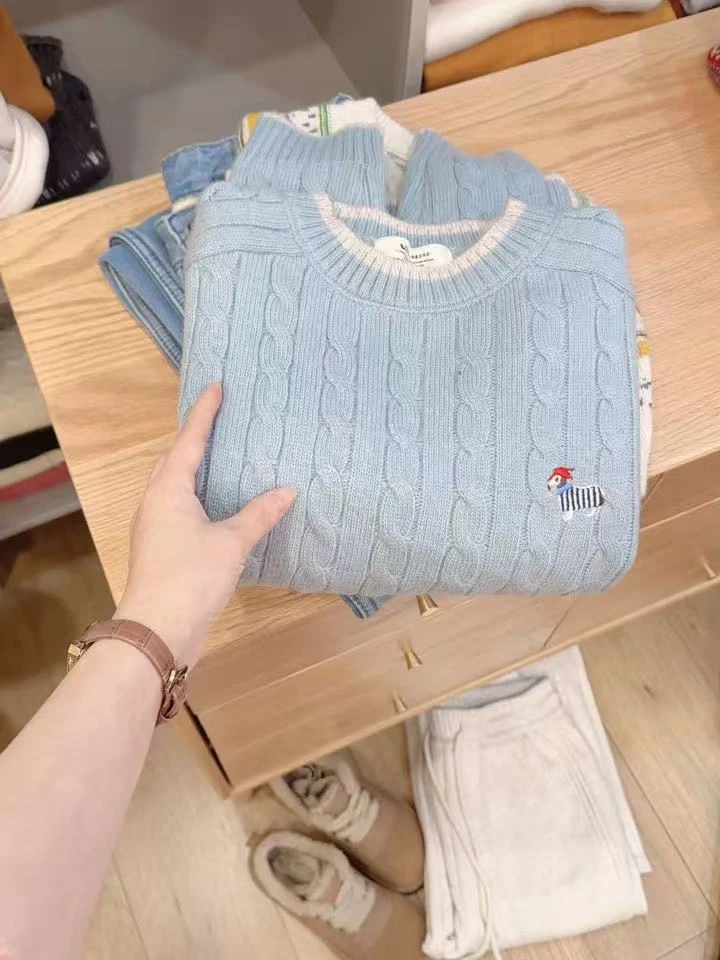 七言家   蓝色软糯圆领刺绣小绵羊毛衣1