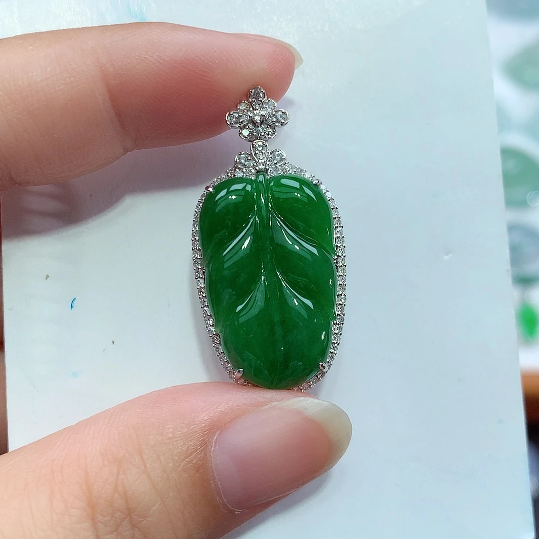 翡翠18K金镶嵌颈饰叶子