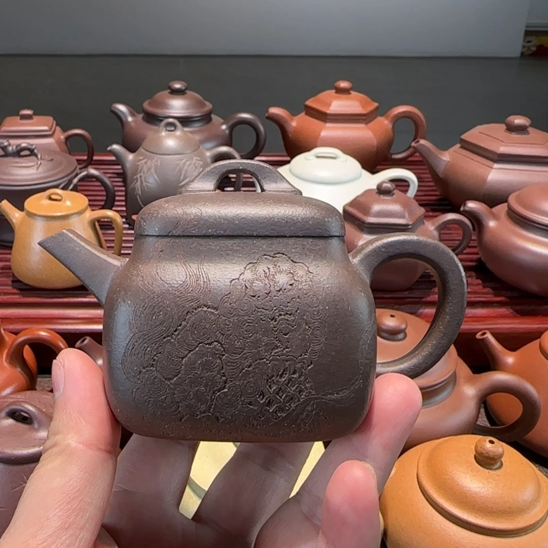 紫砂茶壶一**在天青汉瓦四方
