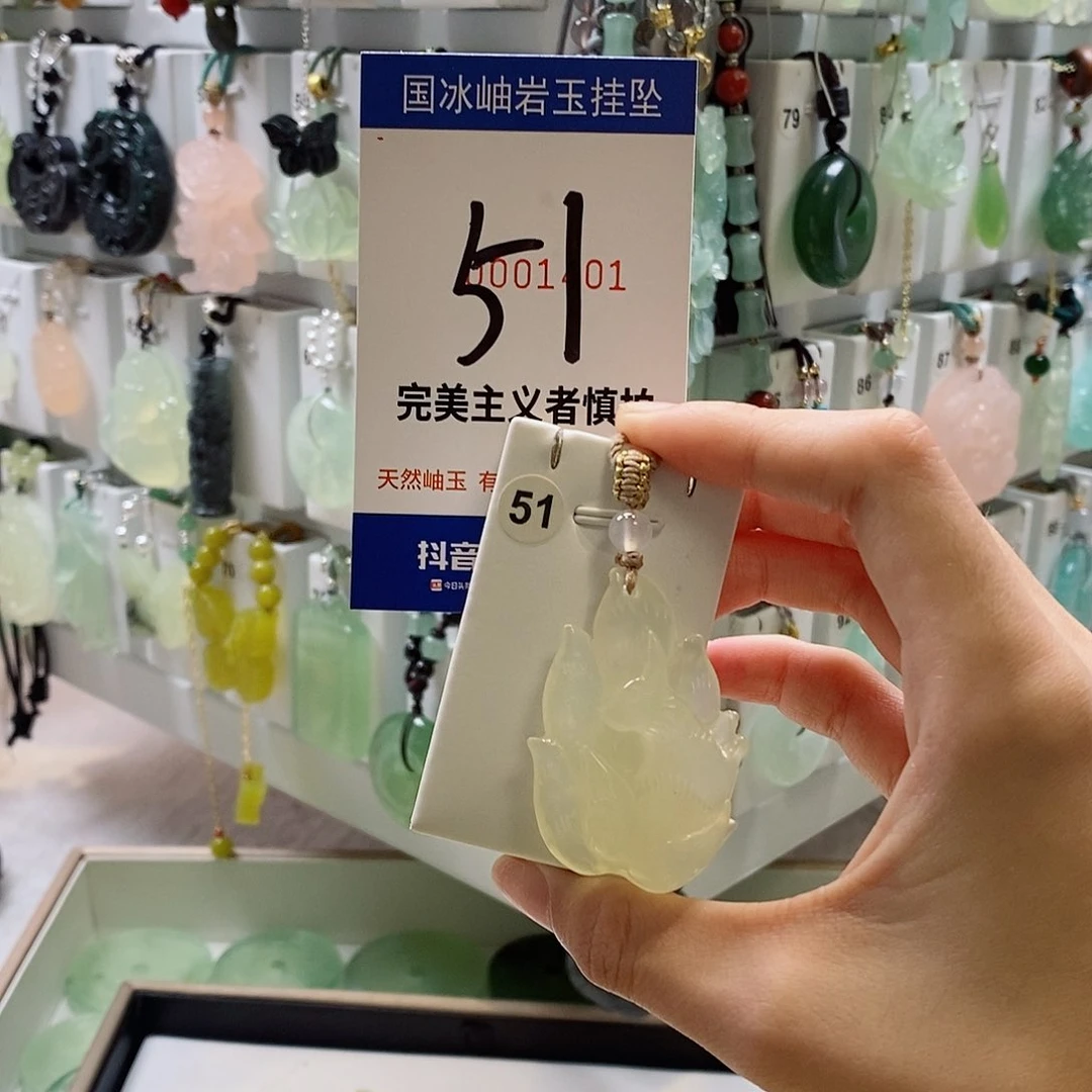 小***吖蛇纹石玉未镶嵌颈饰