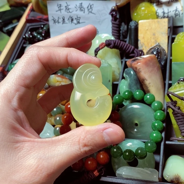 蛇纹石玉颈饰未镶嵌