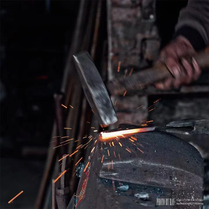重庆大足老师傅手工锻打铁器