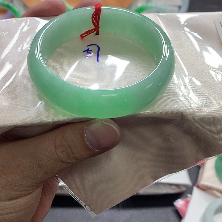 翡翠手镯未镶嵌翡翠