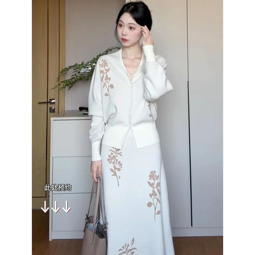 2025超火秋季穿搭独特漂亮气质高端小香风白色印花针织上衣套装裙