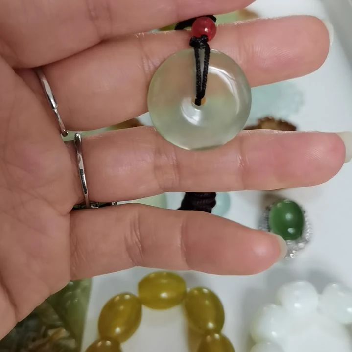 未镶嵌蛇纹石玉吊坠