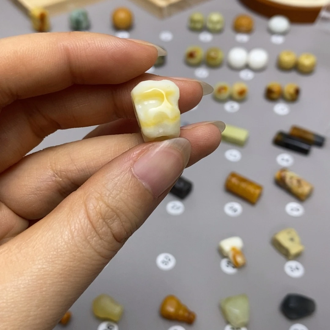 蛇纹石玉配饰合金可**@