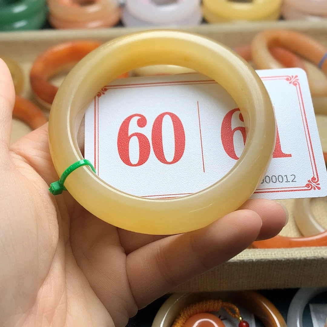 未镶嵌石英质玉（黄龙玉）手镯