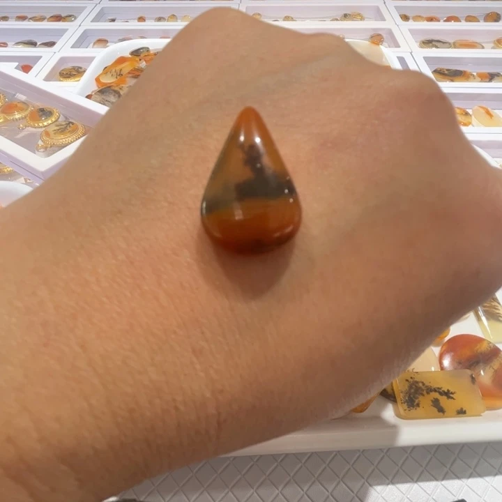 石英质玉（黄龙玉）未镶嵌颈饰