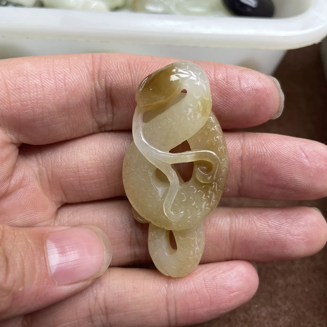 天然和田玉糖白小蛇