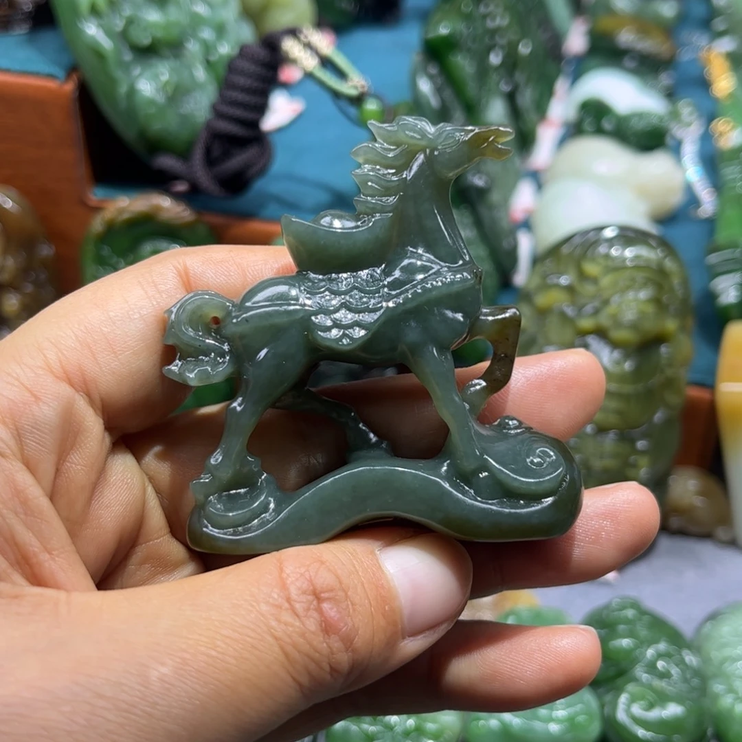 苏***司和田玉未镶嵌颈饰