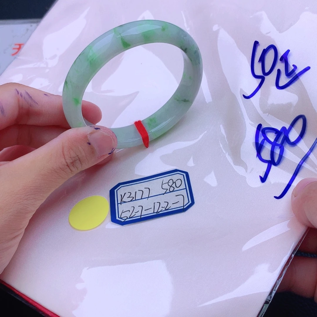 翡翠手镯未镶嵌我