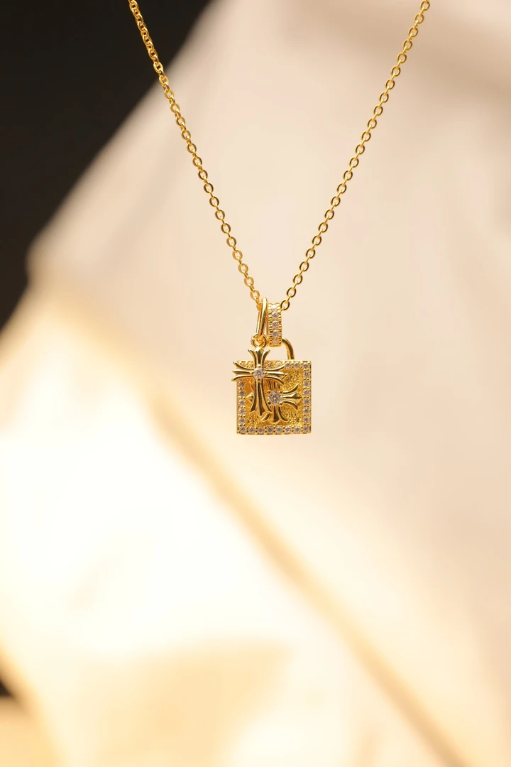 Pt950铂金黄克罗鸢尾花方牌带吊套链