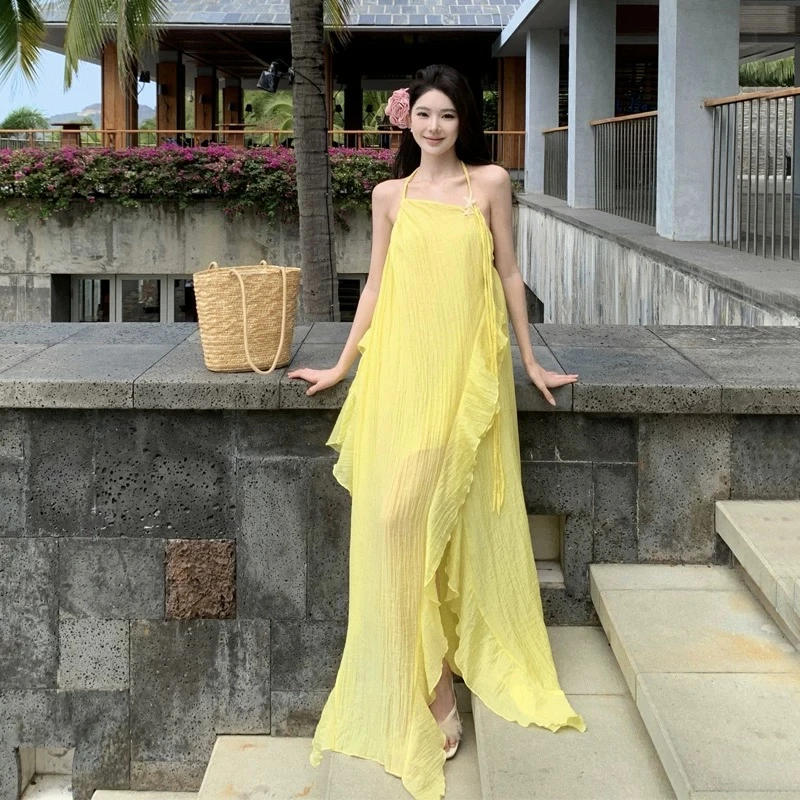 海边度假多巴胺黄色挂脖吊带连衣裙女夏不规则设计感露背沙滩长裙
