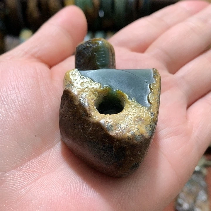 未镶嵌岫岩河磨玉（透闪石质玉）挂件