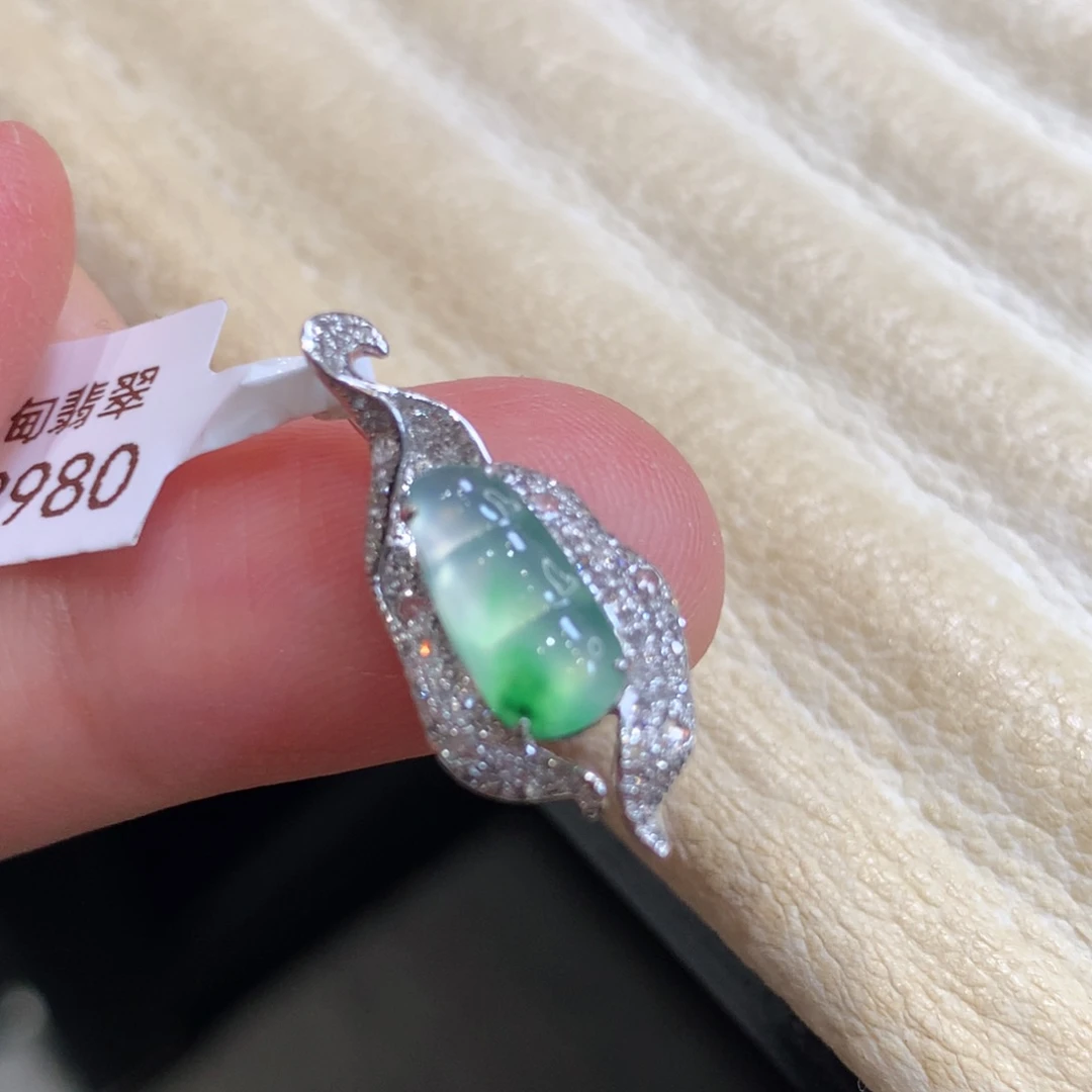 颈饰18K金镶嵌翡翠