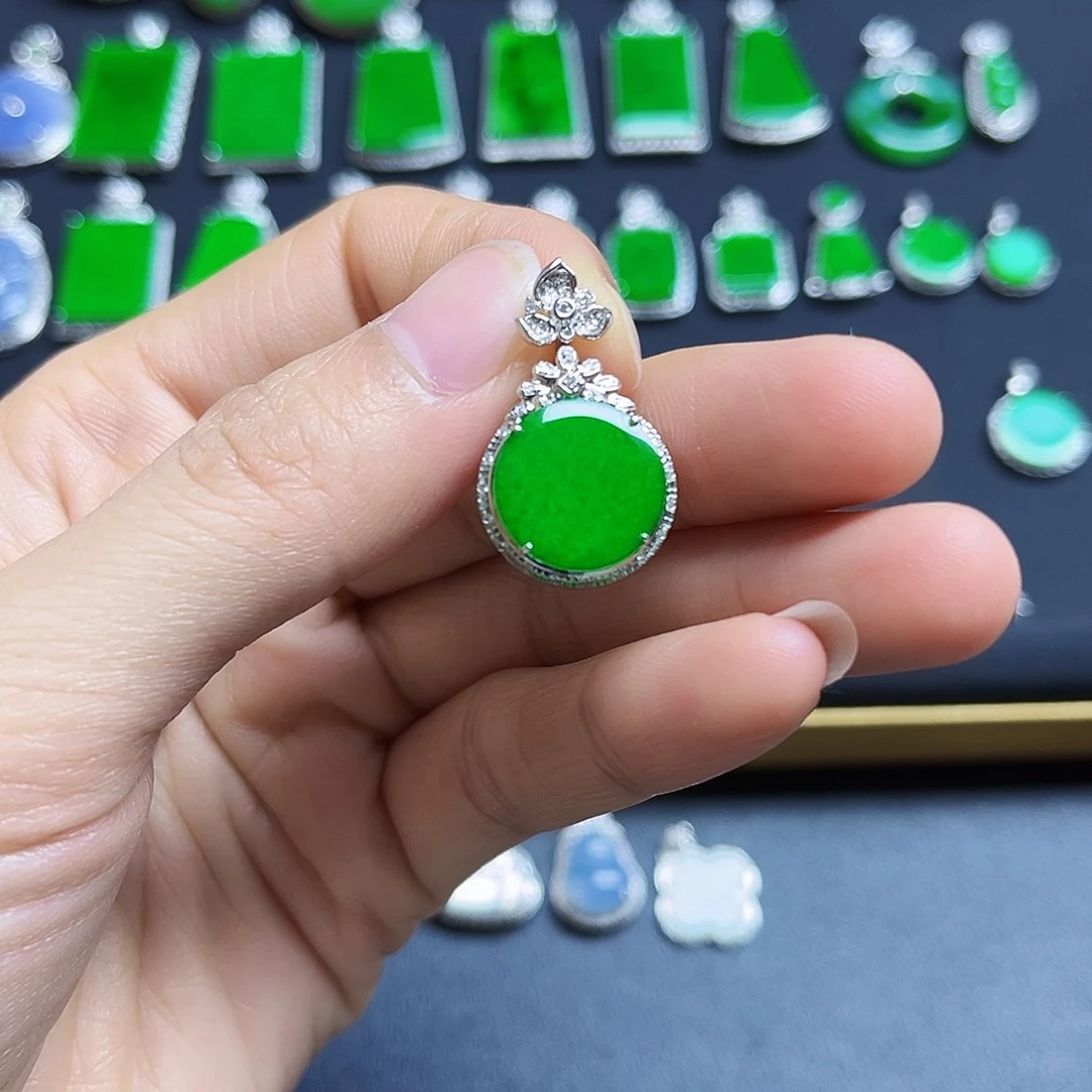 翡翠18K金镶嵌颈饰