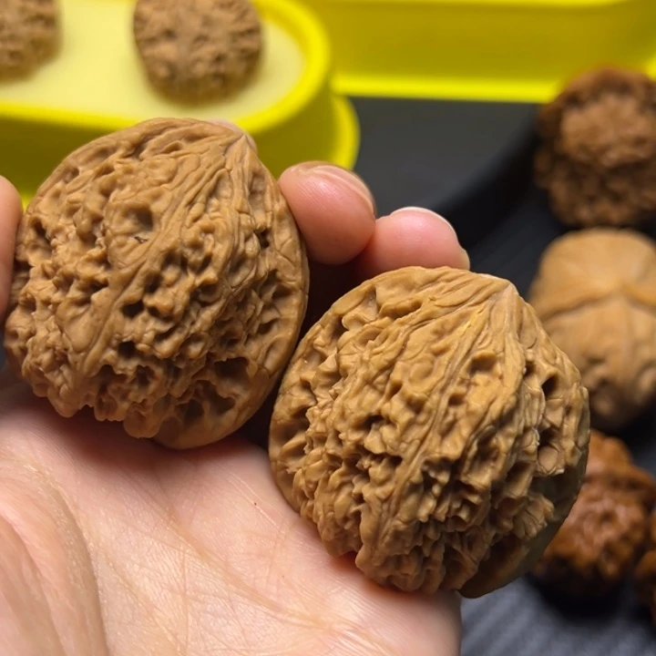 文玩核桃吊坠40南疆，尖有针尖黄