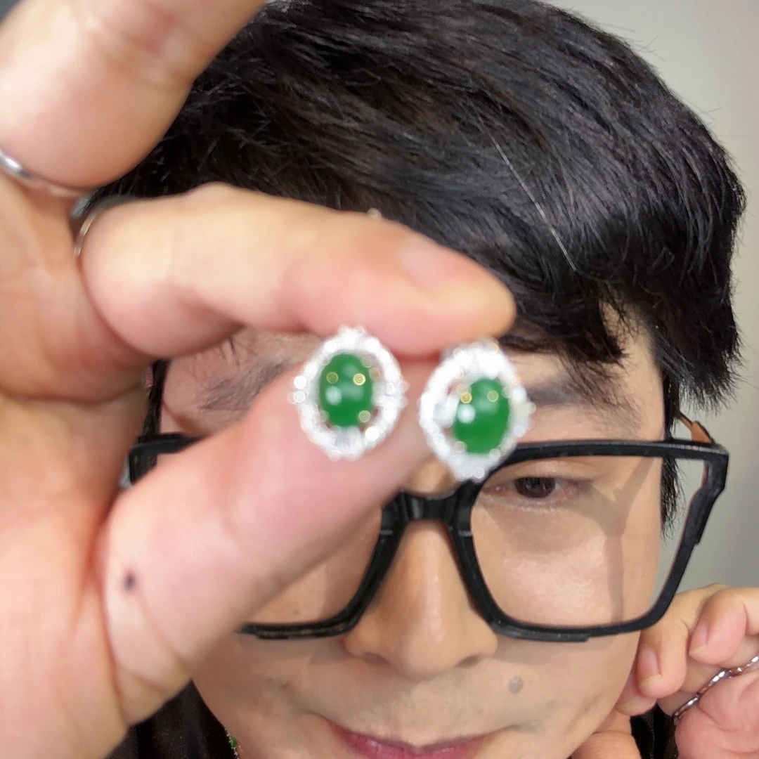 翡翠未镶嵌颈饰一对