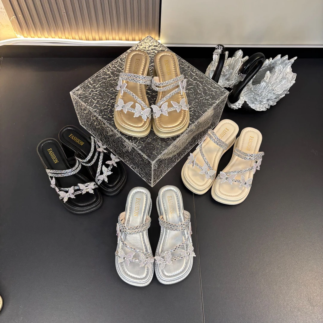 2025年夏季时尚简约软底外穿厚底仙女风蝴蝶交叉水钻网红坡跟拖鞋