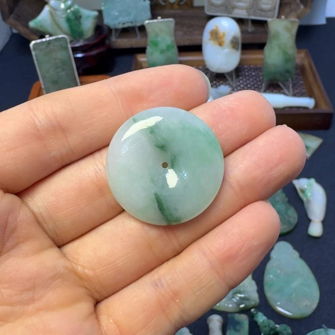 翡翠颈饰未镶嵌翡翠颈饰未镶嵌..