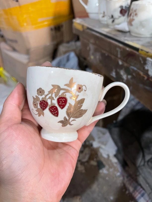 牙黄瓷咖啡杯水杯，描金草莓容量120
