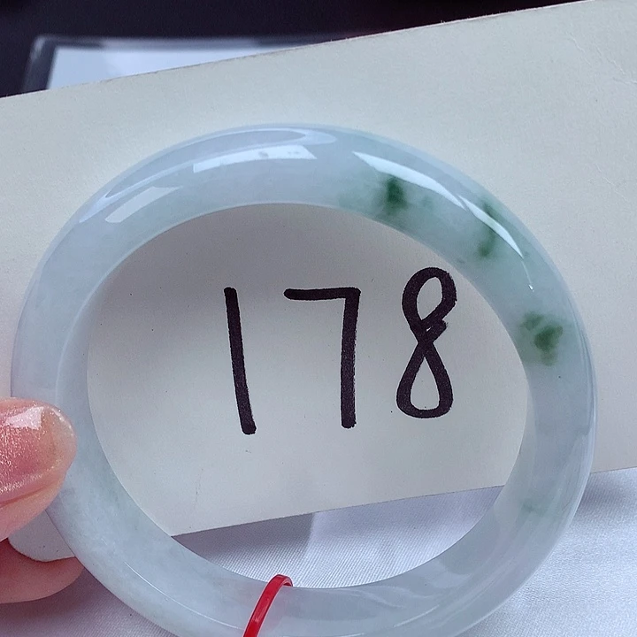 翡翠手镯未镶嵌翡翠