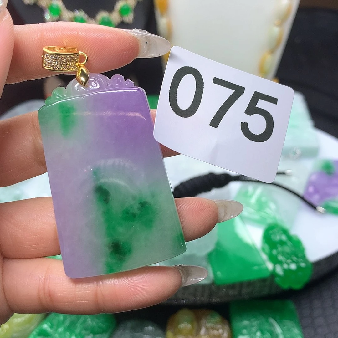 翡翠吊坠(赠链)未镶嵌