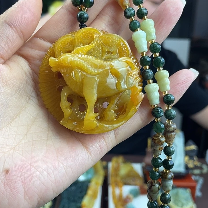蛇纹石玉未镶嵌颈饰
